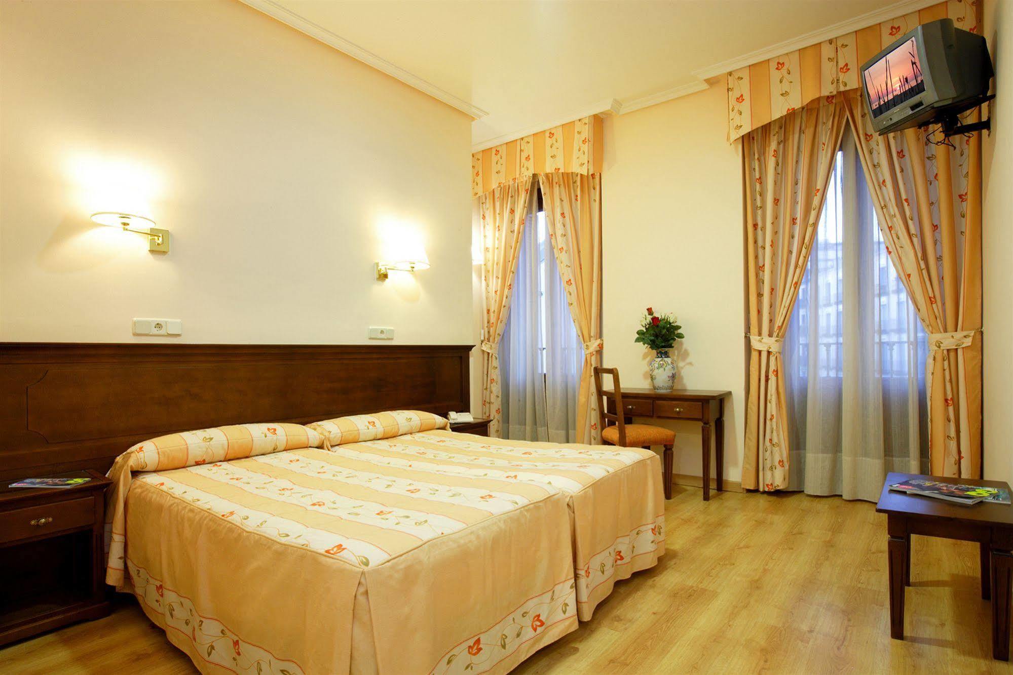 Hostal Sil & Serranos Madrid Exterior photo