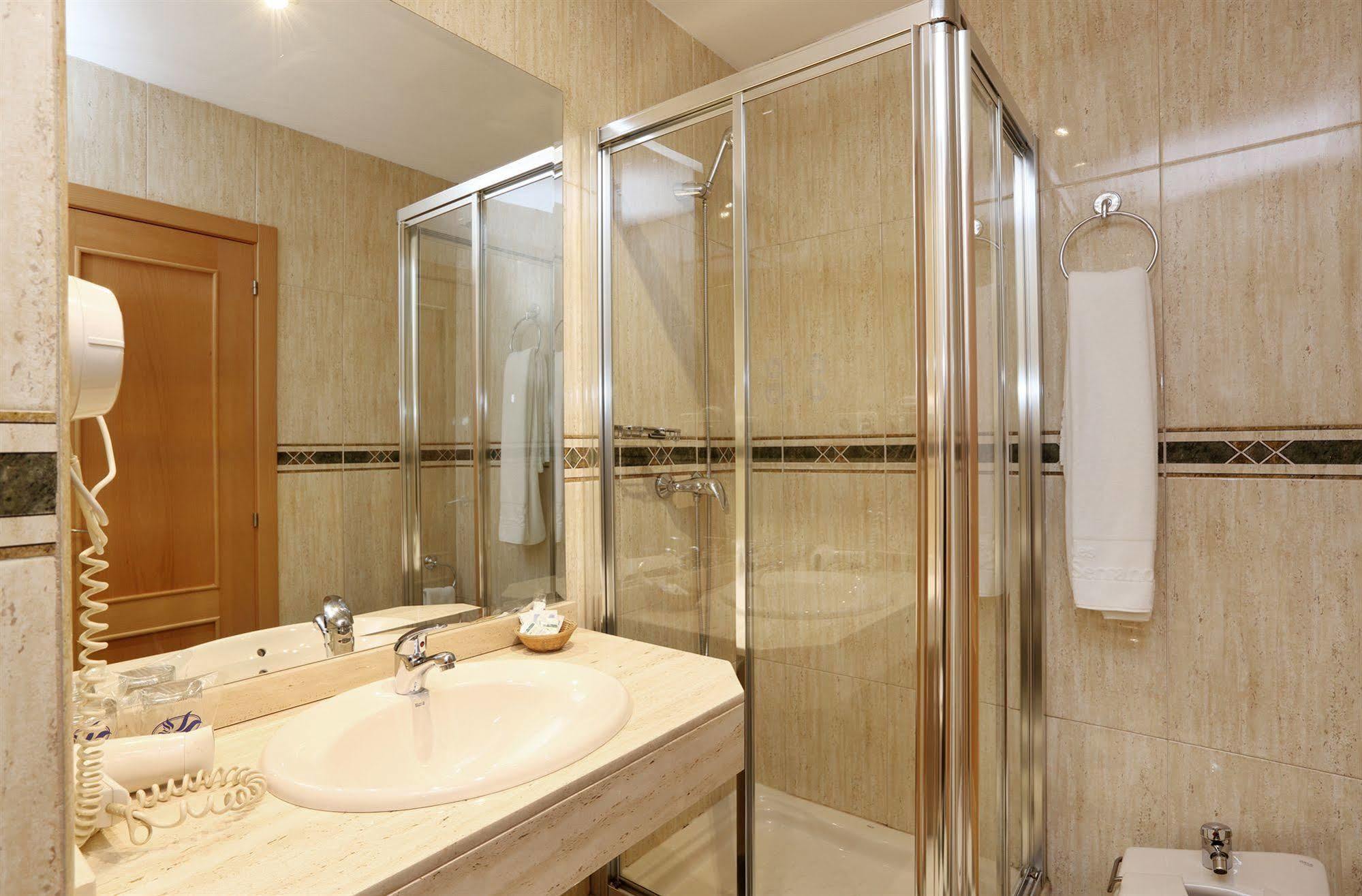 Hostal Sil & Serranos Madrid Exterior photo